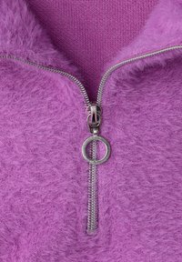 Indumento viola con una texture morbida e pelosa. Presenta una cerniera argentata con un manico rotondo all'altezza del collo, insieme a un'area in tessuto lavorato a maglia.
