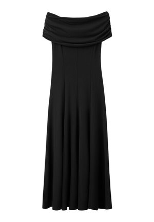 Vestido largo negro de hombros descubiertos con un escote fruncido y una falda fluida en línea A, mostrado sobre un fondo blanco.