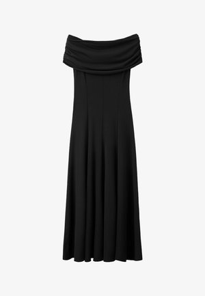 Rochie lungă neagră cu umerii goi, cu decolteu drapat și fustă evazată, afișată pe un fundal alb.