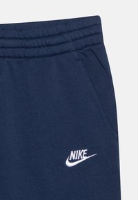 Nike Sportswear CLUB UNISEX - Dresside alumine osa - midnight navy/white