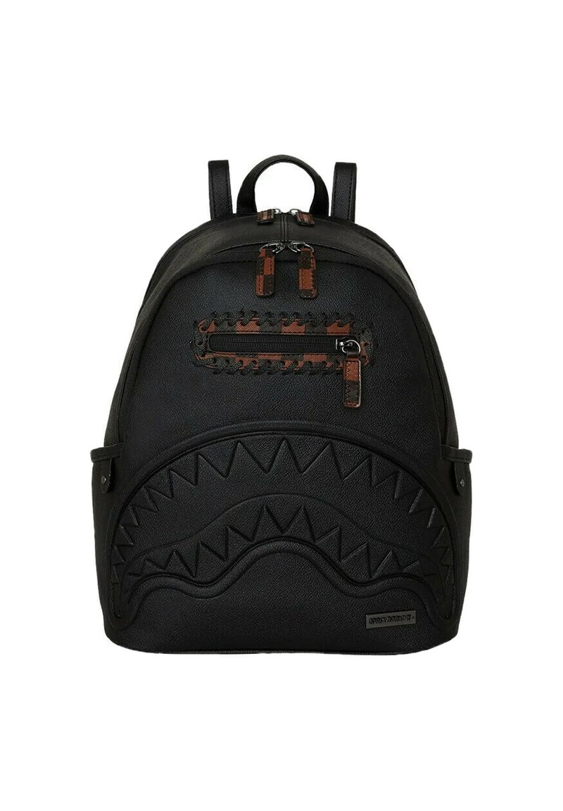 Mochila negra de cuero texturizado, con un diseño elevado de dientes de tiburón, acentos de cremallera marrón y correas ajustables.