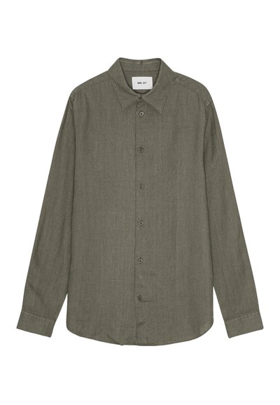 Koszula na guziki z długim rękawem w oliwkowej zieleni z zaostrzonym kołnierzem i widoczną metką marki wewnątrz kołnierza.