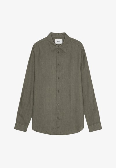 Koszula na guziki z długim rękawem w oliwkowej zieleni z zaostrzonym kołnierzem i widoczną metką marki wewnątrz kołnierza.