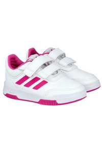 Zapatos deportivos blancos con acentos rosas, que cuentan con dos correas de velcro, un material sintético suave y una suela de goma texturizada.