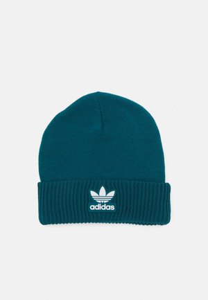 Teal värvi kudumiga beanie, millel on soonikseade, esiosas valge Adidas logo silt trefoiliga. Pehme tekstuur.