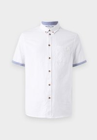 Camicia bianca a maniche corte con colletto button-down, bottoni marroni e dettagli azzurri chiari sul colletto e sugli orli delle maniche. Presenta una tasca sul petto.