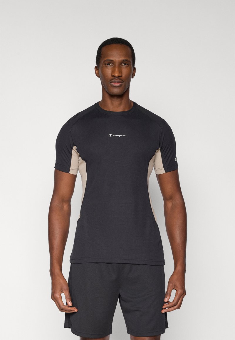 Μαύρο αθλητικό πουκάμισο με ανοιχτό καφέ πλευρικές πινακίδες, κοντά μανίκια και στρογγυλή λαιμόκοψη. Διαθέτει κεντρικό λογότυπο στην περιοχή του στήθους.