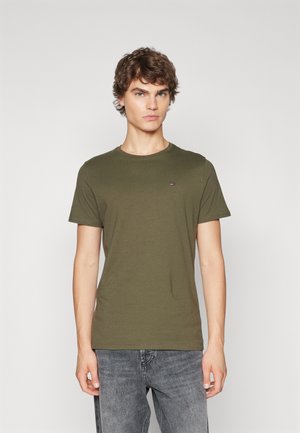 Olivgrünes Rundhals-T-Shirt aus Baumwolle. Mit kurzen Ärmeln und einem kleinen Logo-Emblem auf der Brust. Weiche, glatte Textur.