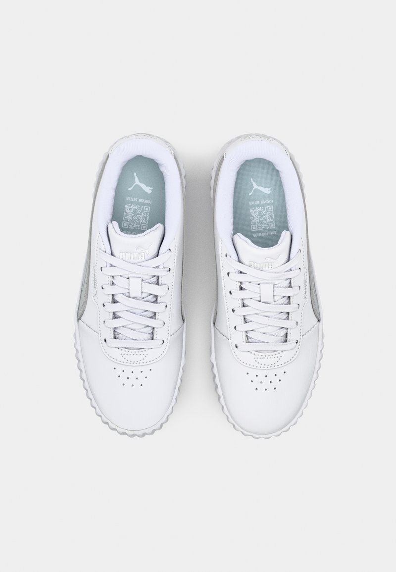 Baskets blanches avec une tige en cuir lisse, bout arrondi, semelle texturée et perforations marquées. Semelle intérieure bleu clair avec détail du logo.