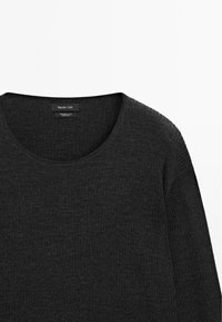 Ciemnoszary prążkowany sweter z długim rękawem z wełny merynosowej z okrągłym dekoltem, oznaczony napisem "Massimo Dutti."