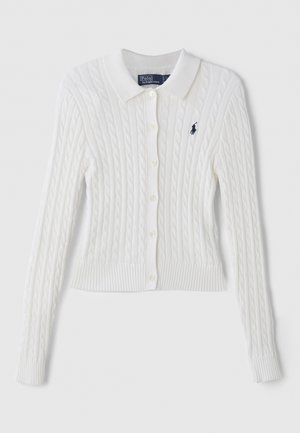 Hvit kabelstrikket cardigan med krage, med knappelukking foran og ribbestrikkede mansjetter og nederkant. Lite brodert logo på venstre bryst.