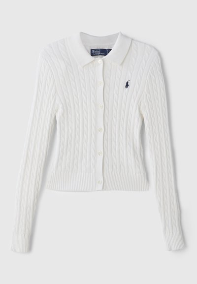 Λευκό καρδιοκαλτσάκι με γιακά, με κουμπιά μπροστά και ριμπ μανσέτες και στρίφωμα. Μικρό κεντημένο λογότυπο στην αριστερή πλευρά του στήθους.