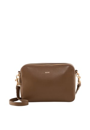 Brun rektangulær læder crossbody taske med guldfarvet lynlås og hardware, med lille logo foran og justerbar rem.