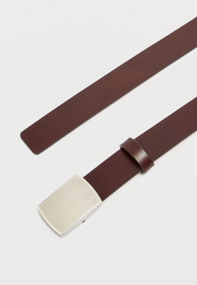 Καφέ δερμάτινη ζώνη με ματ ασημένια ορθογώνια πόρπη και λεπτό δερμάτινο λουράκι. Διαθέτει λεία υφή και μίνιμαλ σχεδιασμό.