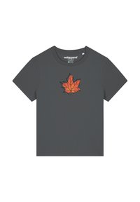 Graues T-Shirt mit kurzem Arm, das auf der Vorderseite eine orange und schwarze Umrandung eines Ahornblatt-Designs zeigt. Aus weichem, leichtem Baumwollmaterial.