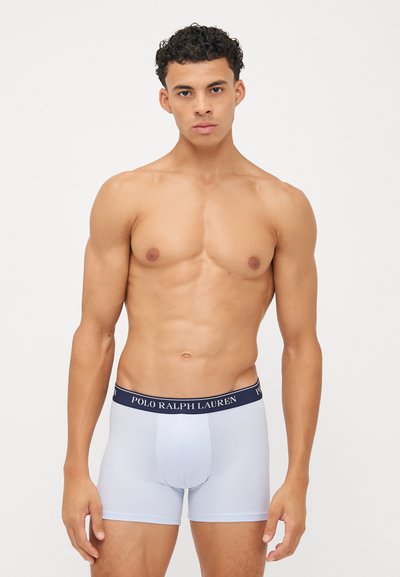 Boxer briefs azul claro com uma faixa elástica azul-marinho com a inscrição "POLO RALPH LAUREN" em tipografia branca, feitas de um tecido suave e elástico.