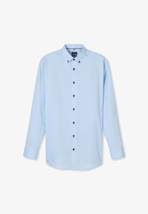 Lichtblauw overhemd voor heren met lange mouwen, met een button-down kraag en zwarte knopen, plat uitgespreid op een witte achtergrond.