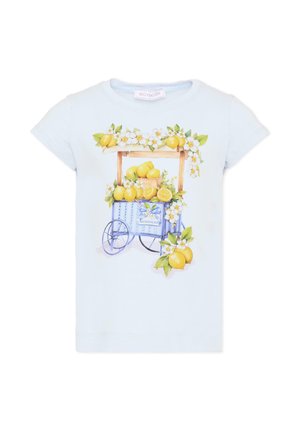 Camiseta azul clara con un dibujo en acuarela de un carrito lleno de limones enteros y cortados y flores blancas de limón con hojas verdes.