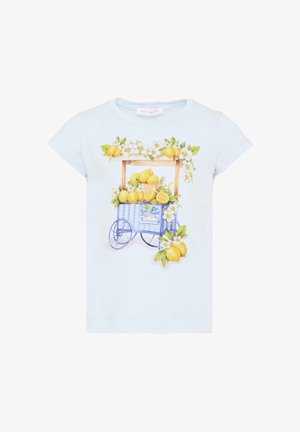 T-shirt bleu clair avec un panier en aquarelle rempli de citrons entiers et tranchés ainsi que des fleurs de citronnier blanches avec des feuilles vertes.