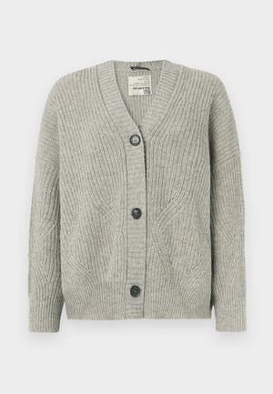 Graue gestrickte Strickjacke mit V-Ausschnitt, fünf dunklen Knöpfen, strukturierten Mustern sowie gerippten Bündchen und Saum.