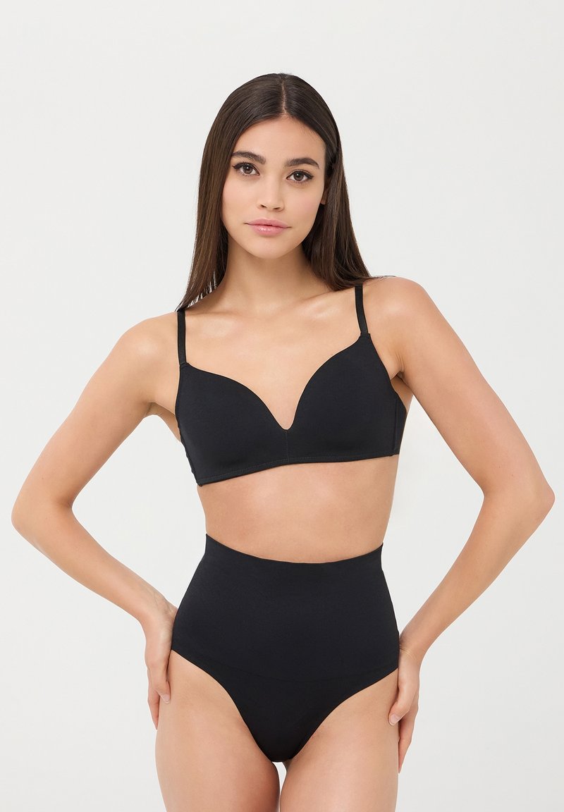 Set di lingerie nera composto da un reggiseno a scollatura profonda con spalline regolabili e culotte a vita alta, texture liscia e design minimalista.