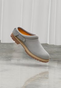 Επιλέχθηκε, medium grey