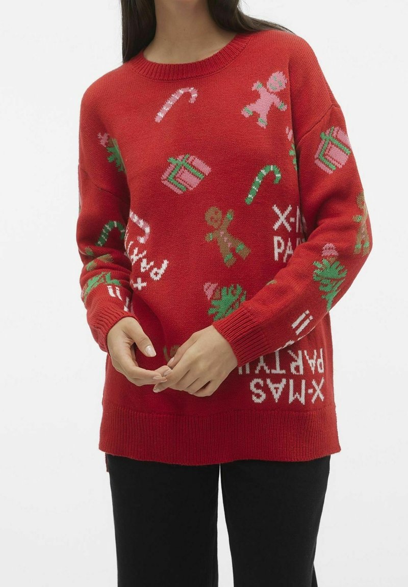 Personne portant un pull de Noël rouge avec des cannes en sucre d'orge, des bonshommes en pain d'épice, des boîtes cadeaux, des sapins de Noël et le texte « X-MAS PARTY ».
