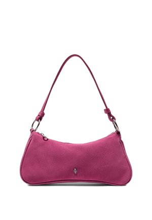 Mała różowa torebka na ramię z zamszu z srebrnym zamkiem i kółkami, o zaokrąglonym prostokątnym kształcie oraz pojedynczym paskiem na ramię.