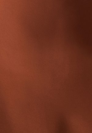 Effen, glad bruine stofstructuur met subtiele schaduwen en highlights, gelijkmatig verlicht zonder patronen of objecten.