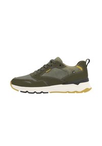 Sneaker verde oliva con tomaia in rete e sintetico, lacci piatti, suola in gomma, accenti gialli a contrasto e rifiniture nere. Profilo laterale mostrato.