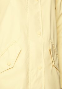 ONLY Petite ONLSALLY RAINCOAT - Casaco impermeável - jojoba