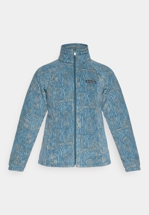 Jachetă din fleece de culoare albastru deschis, cu un model texturat în valuri de culoare bej. Are fermoar complet și guler în picioare. Pachet cu logo pe piept.