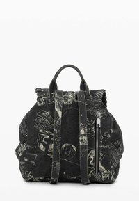 Rucsac din material textil negru cu imprimeuri grafice albe, formă rotunjită, două mânere superioare și un buzunar frontal cu fermoar cu accesorii argintii.