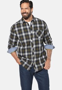 Flanellhemd in Marineblau, Grün und Weiß kariert mit langen Ärmeln. Verfügt über einen Knopfkragen, eine Brusttasche und hochgekrempelte Ärmel.