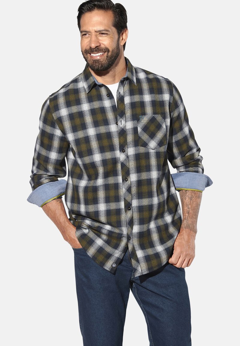 Flanellhemd in Marineblau, Grün und Weiß kariert mit langen Ärmeln. Verfügt über einen Knopfkragen, eine Brusttasche und hochgekrempelte Ärmel.