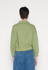 Nike Sportswear W NSW STYLE FLC CROP 3Q POLO - Camisola - alligator/sail