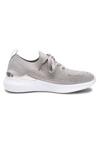 Hellgrauer Sneaker aus Strickstoff mit weißer, strukturierter Sohle, Satin-Schnürsenkeln und metallischem Akzent an der Ferse.