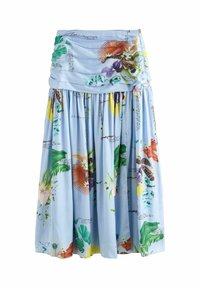 Jupe bleu clair mi-longue plissée, ornée de motifs colorés de feuilles tropicales, de fleurs et d'animaux, avec des accents de texte manuscrit.