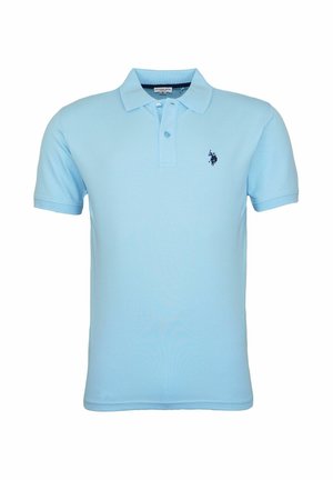 Jasnoniebieska koszulka polo wykonana z bawełny, z dwoma guzikami, krótkimi rękawami i granatowym logo na lewej piersi.