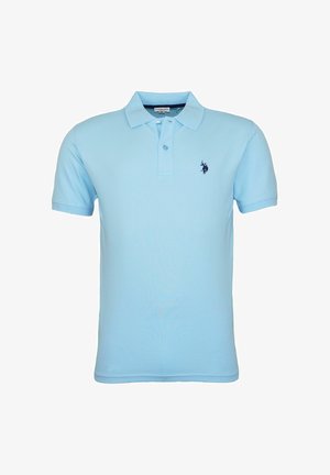 Hellblaues Poloshirt aus Baumwolle mit Zweiknopfleiste, kurzen Ärmeln und einem marineblauen Logo auf der linken Brust.