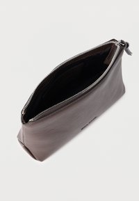 Punguță maro din piele cu formă structurată, închidere cu fermoar și textură netedă. Interiorul are o captuseală închisă la culoare și un suport pentru carduri.