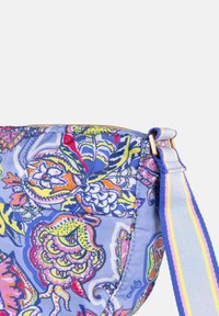 Borsa di tessuto blu con un motivo floreale colorato nei toni di rosa, giallo e verde, dotata di una cerniera dorata e di una tracolla a strisce multicolori.