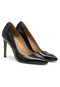 Pumps nere in pelle con tacco alto, punta affusolata, texture liscia e un design leggermente curvato. Tacchi sottili e interno beige.