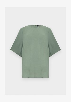 Zsályazöld rövid ujjú blúz kerek nyakkivágással és hátul cipzárral.