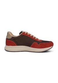 Czerwono-brązowe buty sportowe z zamszową cholewką, siateczkowymi akcentami, beżowymi sznurówkami i teksturowanym obcasem. Gumowa podeszwa z wzorzystym bieżnikiem.