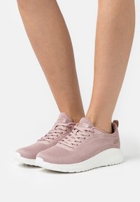 Skechers Wide Fit - BOBS SQUAD CHAOS - Zapatillas - blush Imagen en miniatura 1