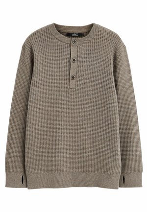 Brun langærmet vaffelstrikket sweater med rund halsudskæring, tre-knaps bryståbning og tommelfingerhul på ribmanchetterne.