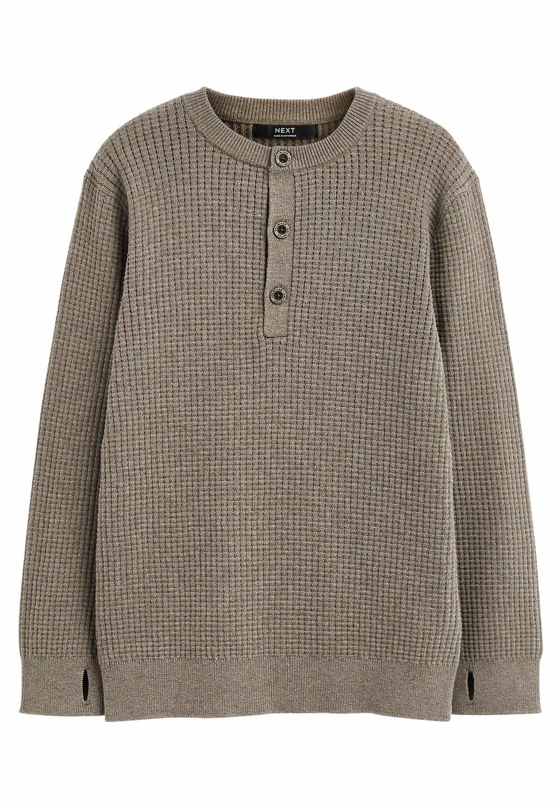 Pull marron à manches longues en maille gaufrée avec encolure ronde, patte de boutonnage à trois boutons et trous pour le pouce aux poignets côtelés.