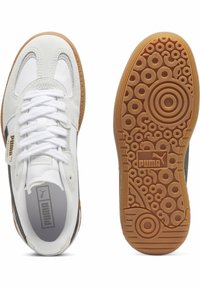 Bílé a šedé tenisky s svrchní částí z semiše a syntetického materiálu, zavazování na tkaničku a texturovanou gumovou podrážkou s kruhovými vzory.