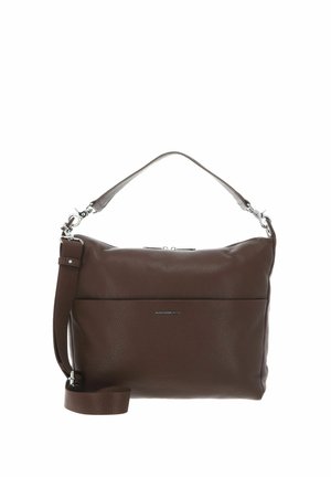 Sac en cuir marron avec une finition texturée, doté d'une bandoulière et d'une fermeture éclair. Une poche avant est visible avec un accent de logo métallique.